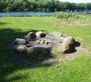 Grill- und Lagerfeuerplätze am See