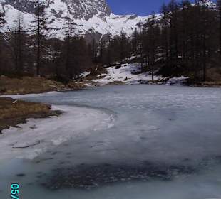 Il lago blu ghiacciato