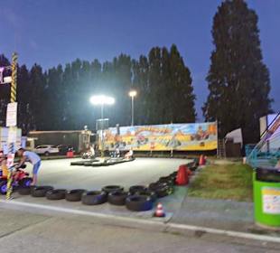 Mini-Autorennen am Abend