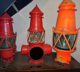 Exponate des maritimen Museums im Leuchtturm