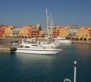 An der neuen Marina fährt das Boot los