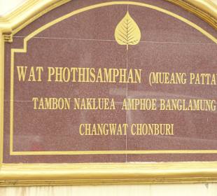 Tafel an der Außenmauer an der Na Klua Rd