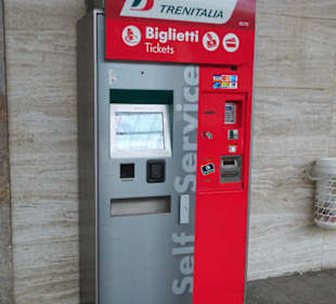 Fahrkarten-Automat im Bahnhof Cagliari