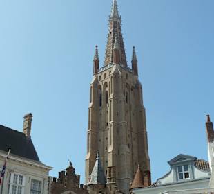 Der gewaltige Turm der Liebfrauenkirche