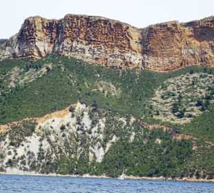 Sicht vom Wasser auf die Route des Crêtes