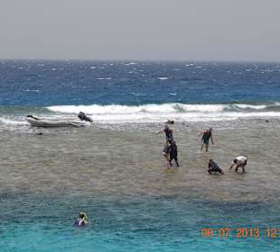 Der Unfall im Hintergrund das zerstörte Boot