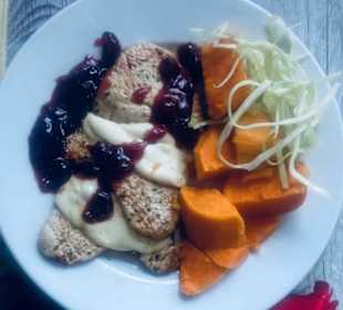 Grilowany filet z indyka z wędzonym serem, żurawin