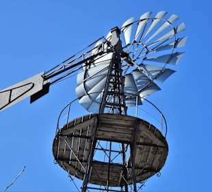 Die Windturbine auf dem Außengelände