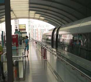 Transrapid im Bahnhof Pudong