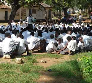 Vor dem Unterricht auf dem Schulhof
