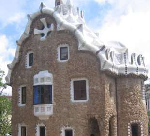 Pawilon przy wejściu do parku