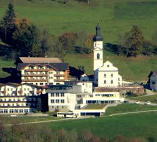 Der Ortskern von Hart mit Kirche