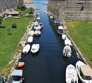 Kanal der die Festung von der Altstadt trennt