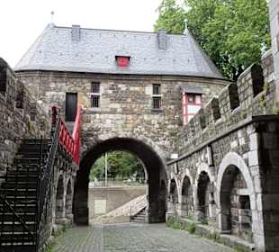 Blick vom Burgtor in den Wehrgang zum Vortor