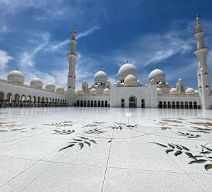 Innenhof Scheich-Zayid-Moschee