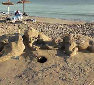 Rzeźby z piasku na plaży Ca'n Picafort