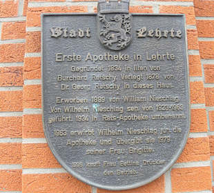 Hinweisschild auf die "Erste Apotheke"