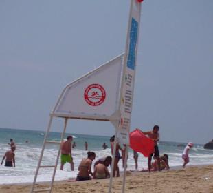 Der Rettungsschwimmer ist gerade mal essen