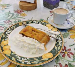 Apfelstrudel mit Sahne