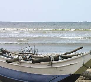 Altes Holzfischerboot mit Ausleger