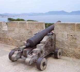 alte kanone auf dem castelturm