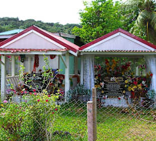 Tombe davanti a casa