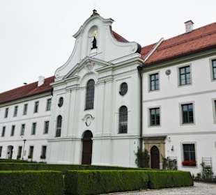 Die Westfassade der Pfarrkirche von Rott am Inn