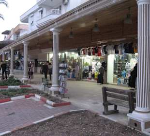 Einkaufsstrasse im Nachbarort Kadriye  