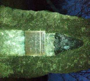 Denkmal vor der Kapelle