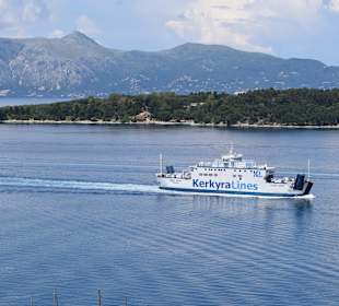 Aussicht von der Festung auf die Saranda-Fähre