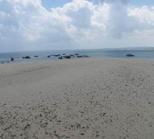Wanderung am Strand von Prison Island