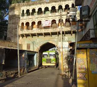 Einfallstor, LKWs passen gerade so durch