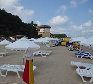 Gegen Bezahlung kann man Liege und Schirm benutzen