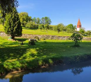 Sicht vom Wasen aus aufs alte Kirchlein (rechts)
