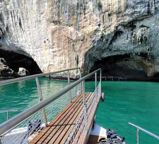 Einfahrt in den Hafen der Grotta del Bue Marino