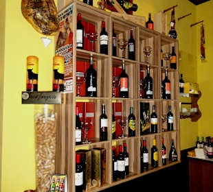 Dekorative Regale im Eingang