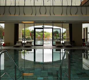 Blick über den Innenpool zum Außenpool