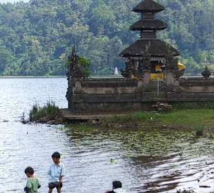 Bimbi giocano sulle rive del lago