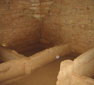 Grablegeflächen im Inneren des Tumulus