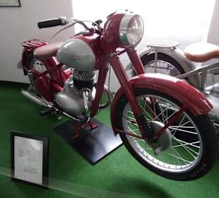 Alte Motorräder und Fahrräder