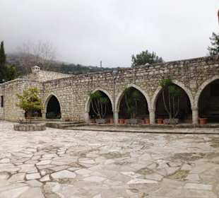 Innenhof mit Kreuzgang