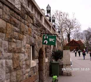 Lustiges WC Schild im Zoo Budapest
