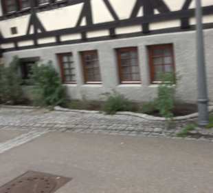 Haus auf der Mauer