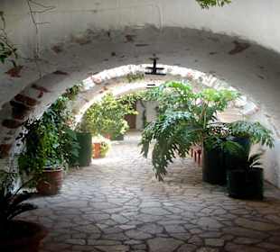 Rundbögen im Kloster