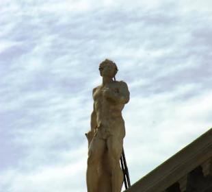 Die Steinfiguren auf den Dächern