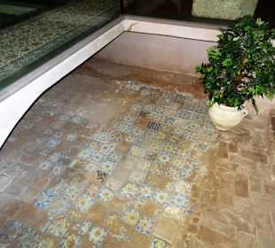 Der romanische Fliesenboden der Vorgängerkirche