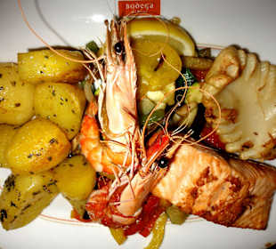 Gemischter Fischteller in der Bodega