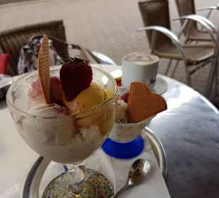 Der tolle Cappuccino im Hintergrund