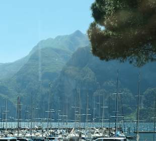 Blick zum Yachthafen Porto San Nicolò