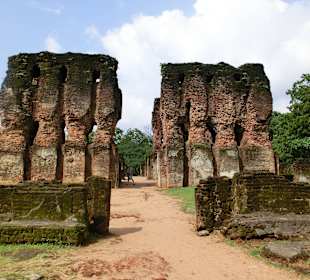 Alte Ruinen im  weitläufigen Gelände